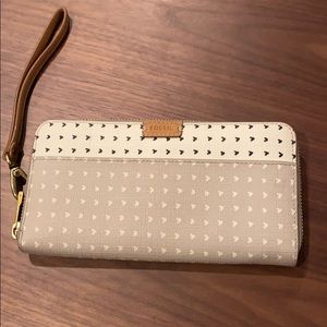 Fossil hearts large zip wallet